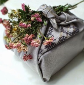 Furoshiki: wrap gifts in an original way