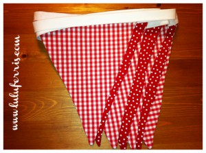 2 m bunting, 7 red pennants
